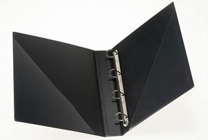 [329609] Chormappe DIN A4 Kunstleder schwarz mit 4 Ringen, Füllhöhe 26mm, und diagonalem Namensfenster aussen rechts unten